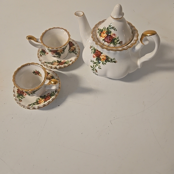 RORAL ALBERT VINTAGE OLD COUNTRY ROSES MINI TEA POT - Picture 3 of 7